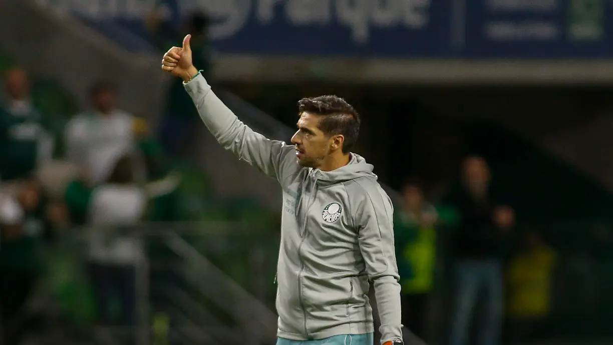 Palmeiras de Abel Ferreira equaciona dar ajudinha ao Benfica no mercado de transferências