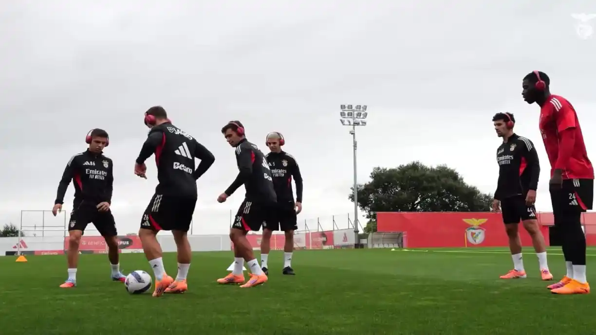 Preparação ao para o decisivo Benfica - Nápoles contou com 'acessório' insólito (Vídeo)