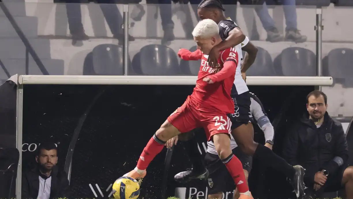 Prestianni reage ao penálti no Santa Clara – Sporting! Extremo do Benfica sem meias medidas