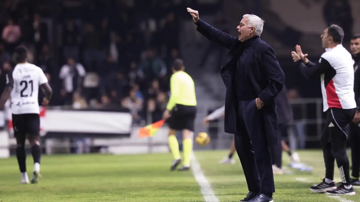 Mourinho chegou a marca importante no Farense – Benfica e teve direito a penda do plantel