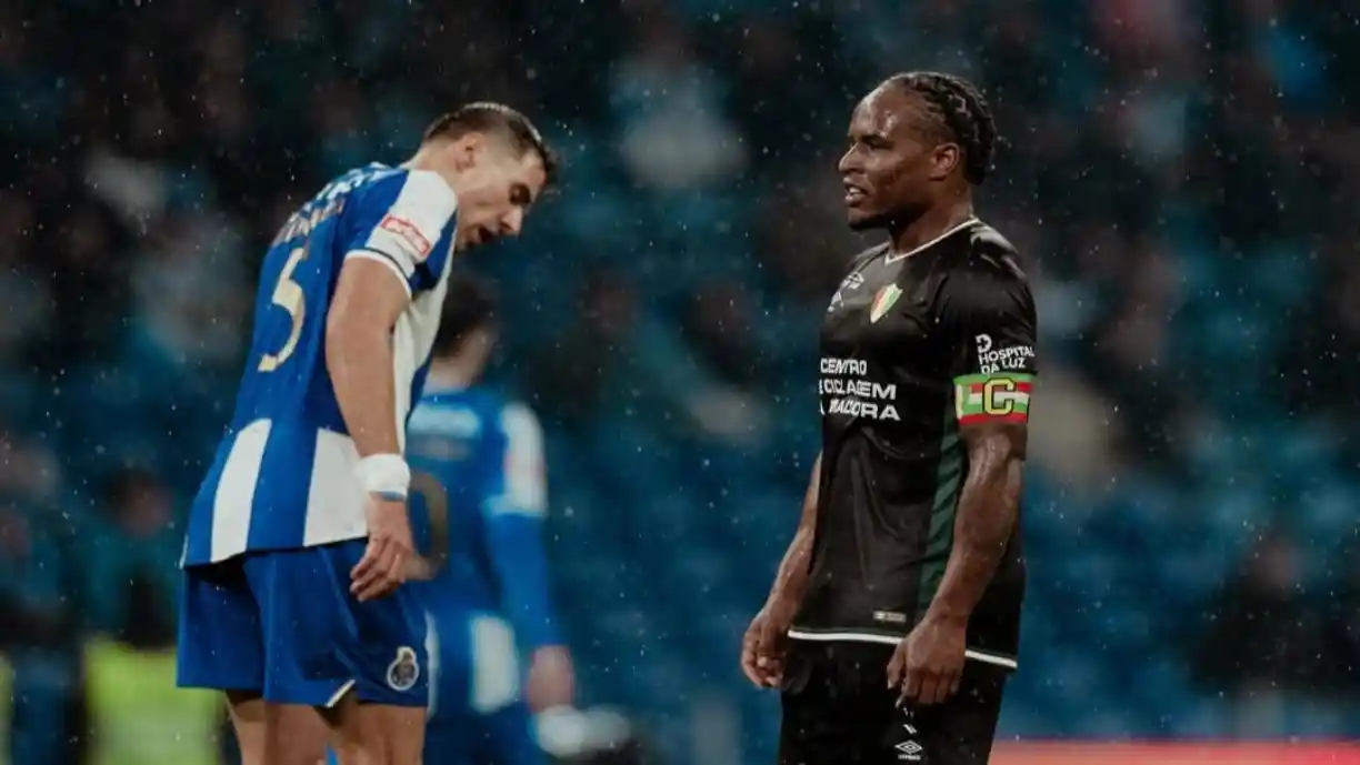 Inacreditável! Adeptos do Estrela Amadora expulsos pelo Porto