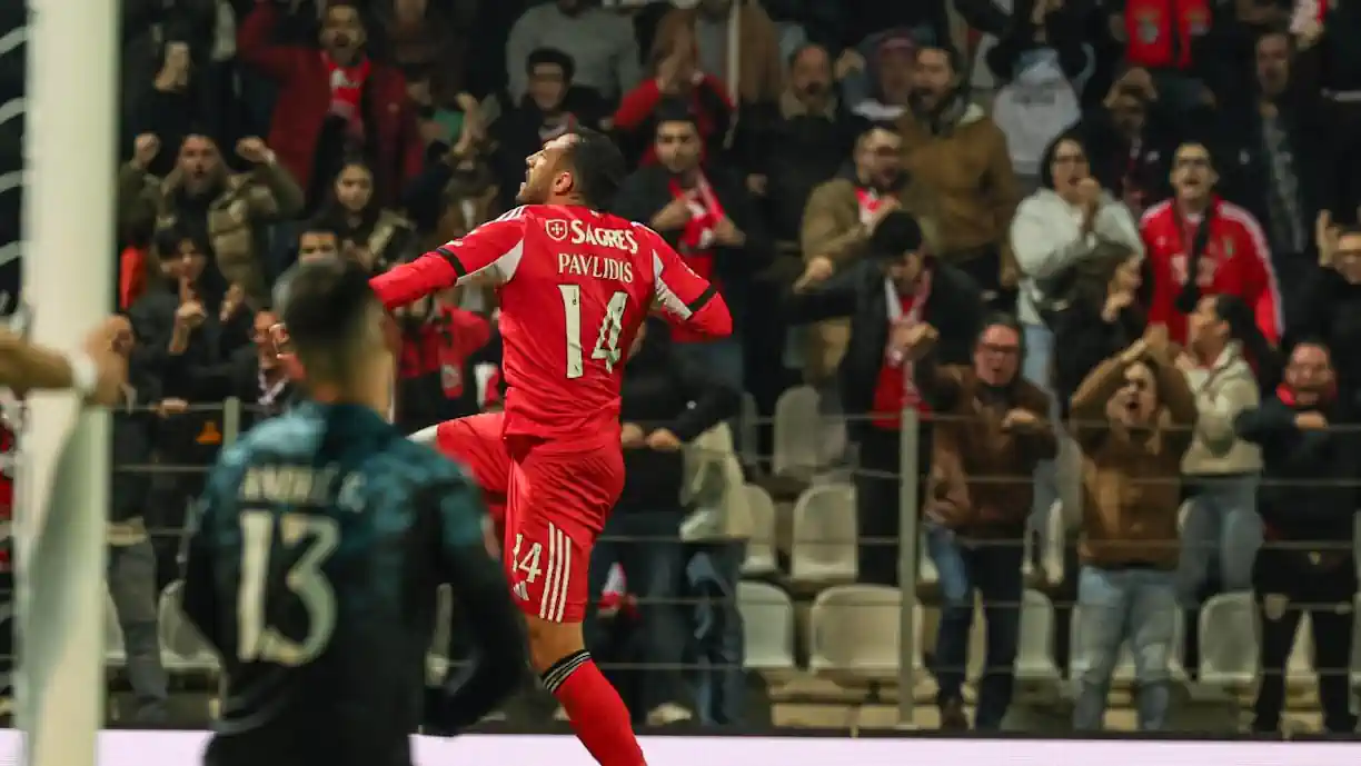 Pavlidis em altas! Avançado do Benfica em lista com Mbappé, Kane, Haaland e Messi