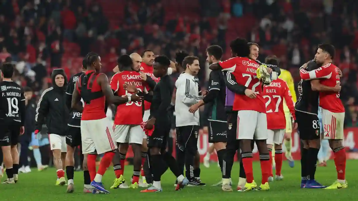 Oficial! Jóia do Benfica dá nega ao Barcelona e renova com as águias até 2031