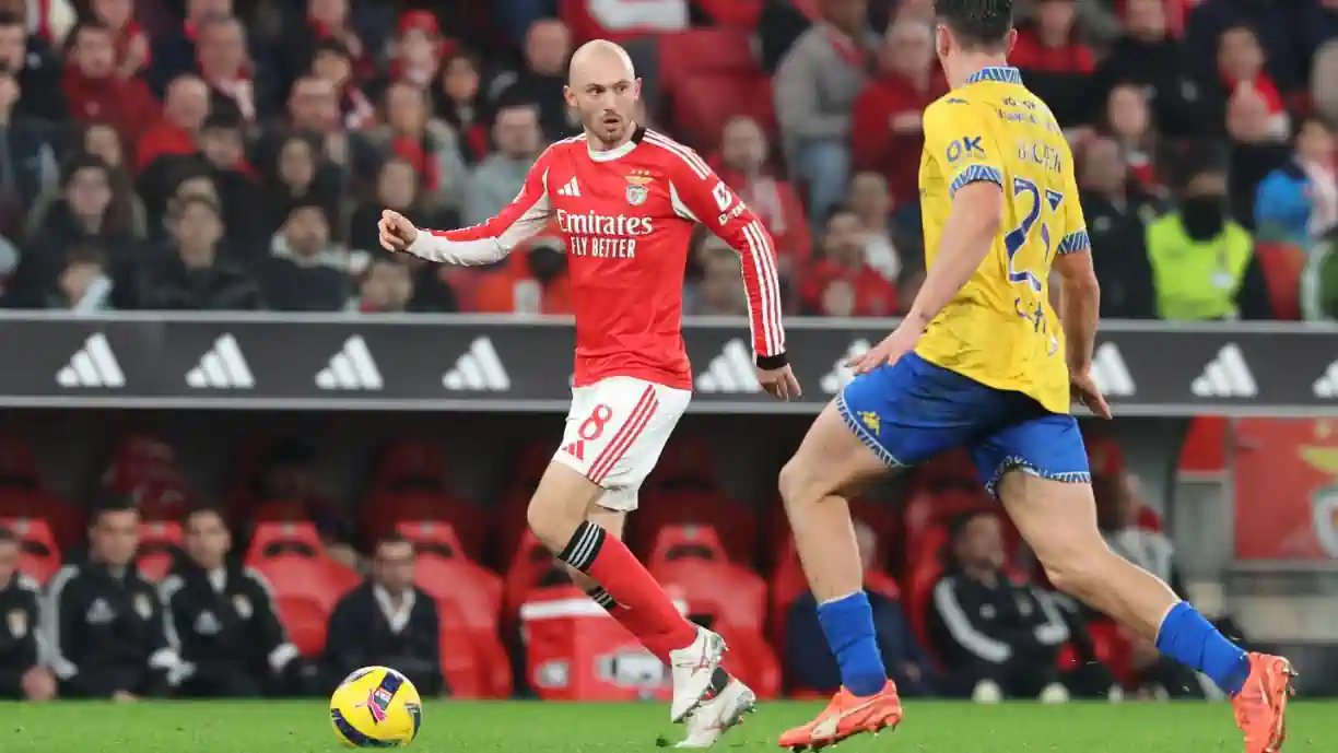 Fredrik Aursnes obriga Benfica a tomar medida drástica