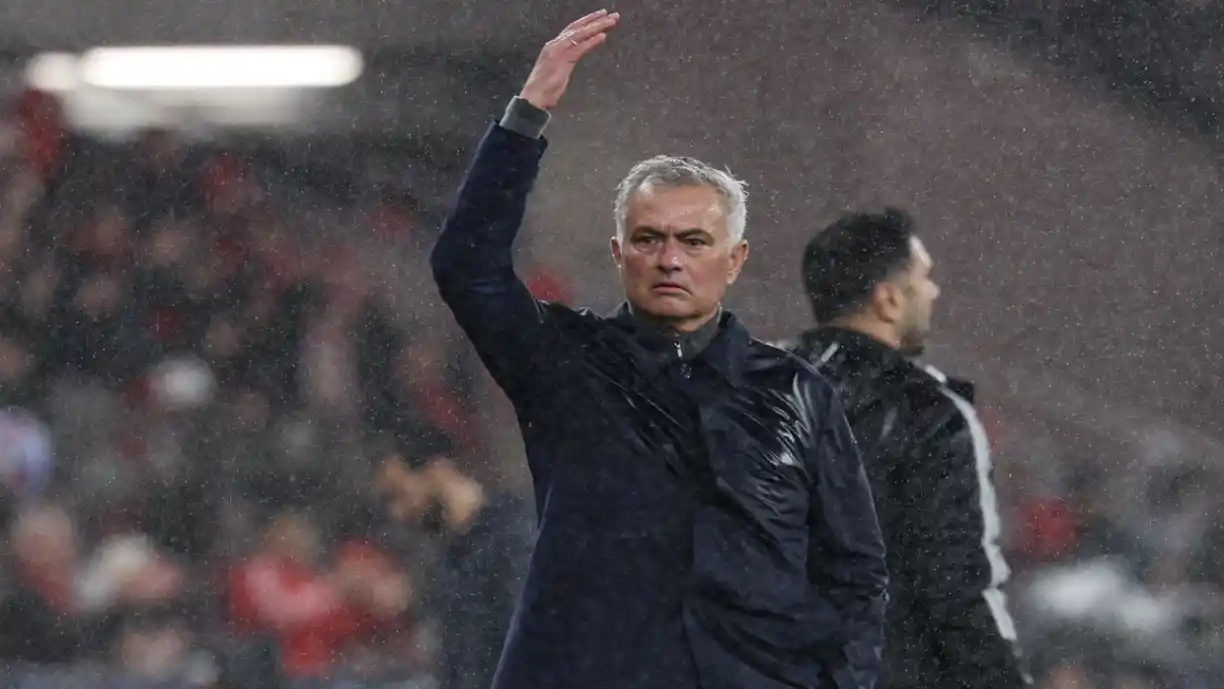 Renovação de Mourinho com o Benfica sofre alteração de planos