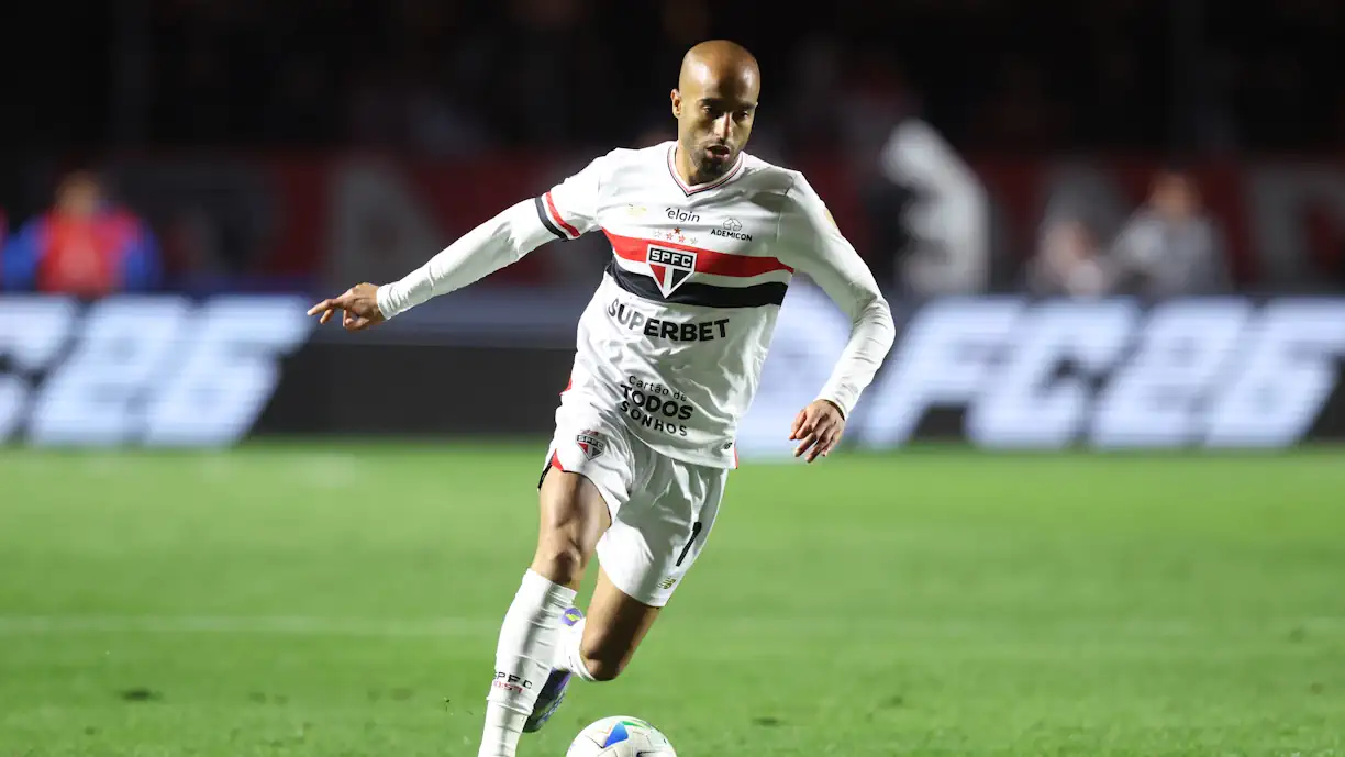 Lucas Moura diz que Mourinho 'dá baile' a técnico com 5 Champions: "Sucesso no Benfica"