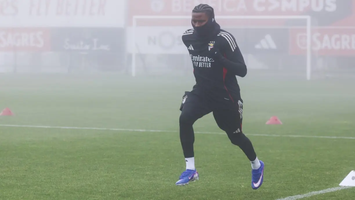 Explicado motivo para Sidny Lopes Cabral ter aparecido sozinho no aquecimento do Benfica