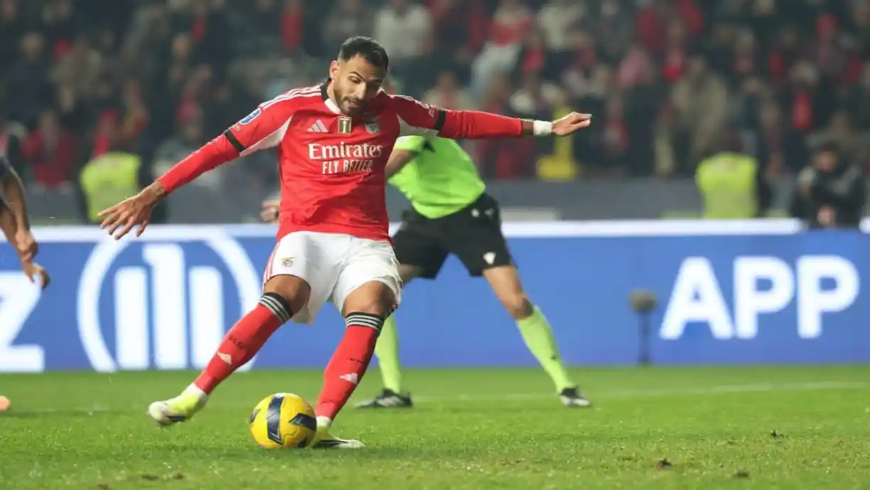 Em noite de horrores, Pavlidis alcança número redondo com o Benfica