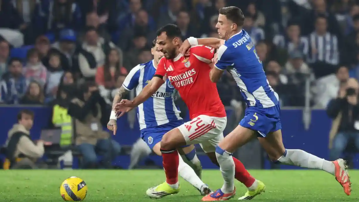 José Mourinho toma posição sobre falhanço de Vangelis Pavlidis no Porto - Benfica