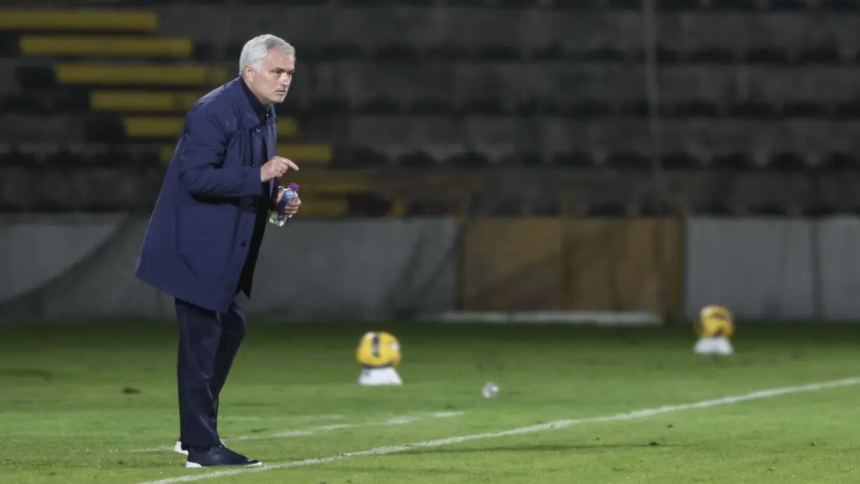 Dos penáltis às botas de Schjelderup: o que disse José Mourinho no Santa Clara - Benfica
