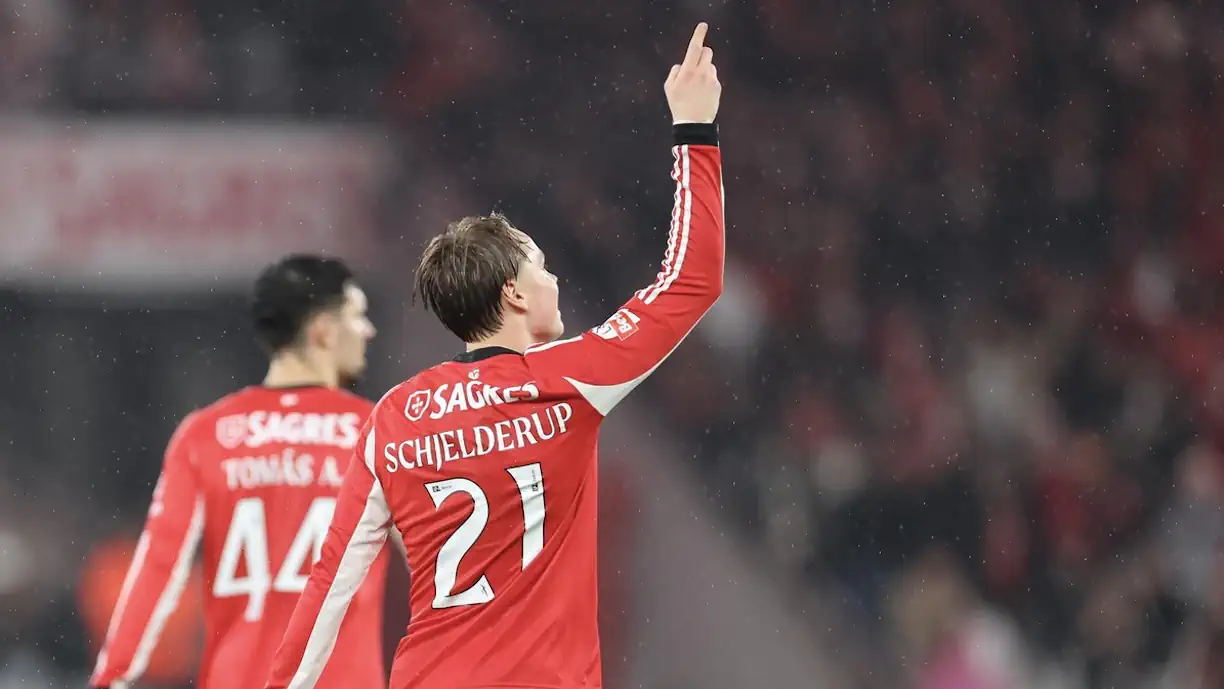 Pérola do Benfica elogia Schjelderup: "Vi-o a fazer coisas que nem sequer sabia que eram possíveis"