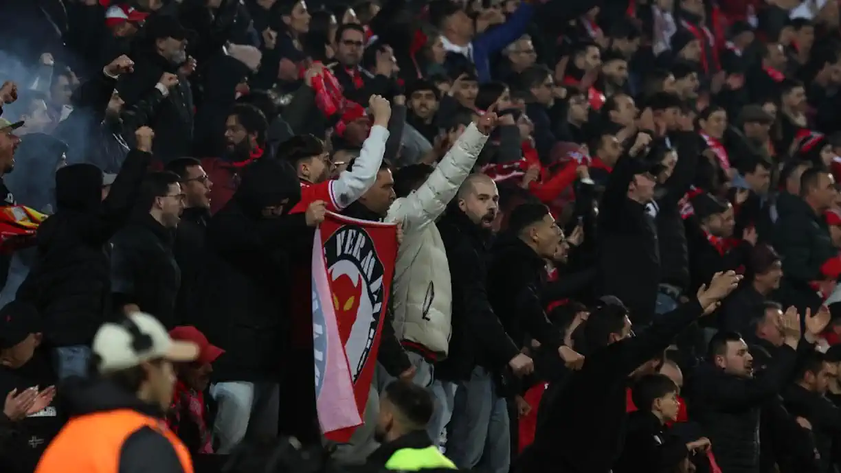 Durante os festejos do segundo golo do Benfica, devido a um incêndio, os cabos de transmissão ficaram danificados , em Arouca