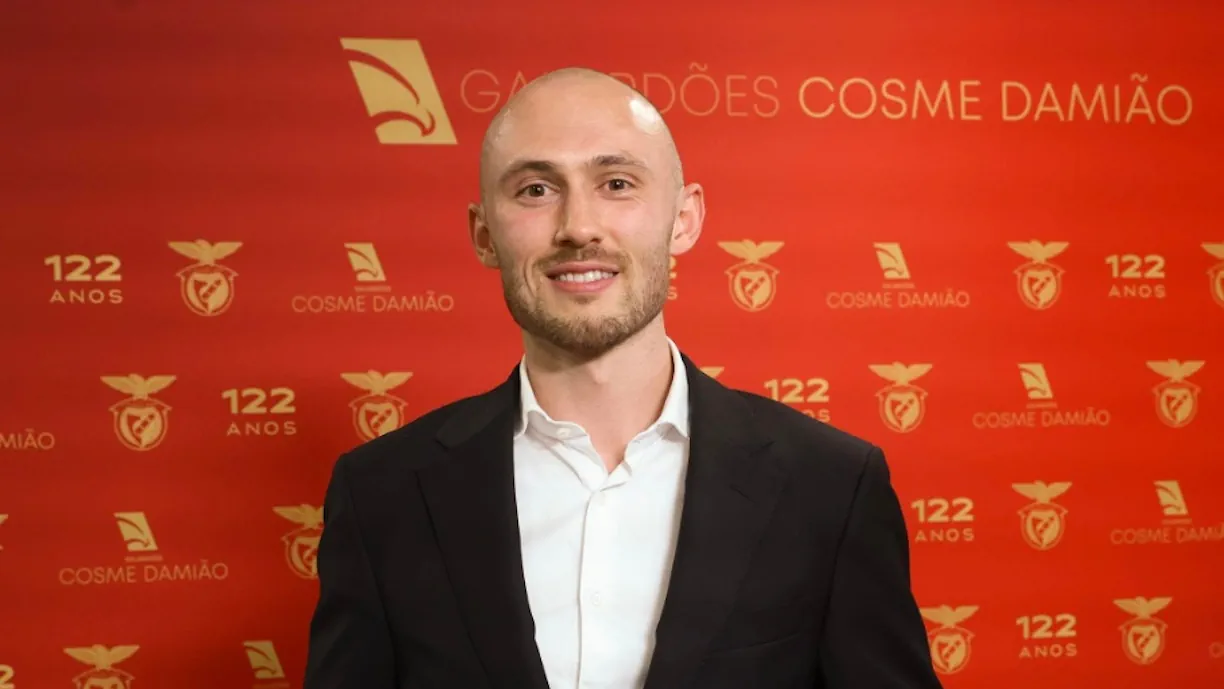 Aursnes, médio norueguês, foi eleito o Futebolista do Ano, discursou em português e garantiu que agora é benfiquista  