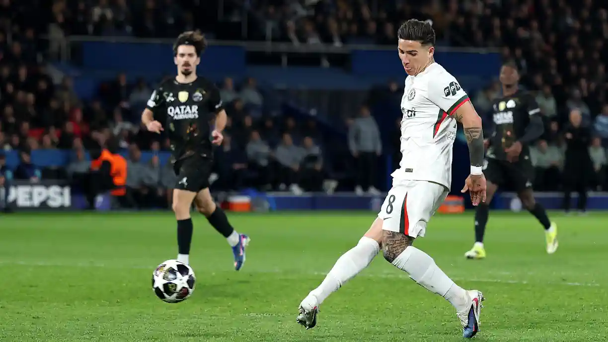Enzo Fernández e Vitinha pegaram-se no final do PSG-Chelsea, e antigo médio do Benfica empurrou o internacional português 