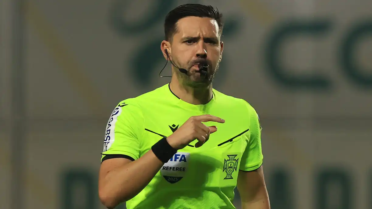 Pilar do Benfica visou colega de João Gonçalves, mas acabou a pedir desculpas ao árbitro