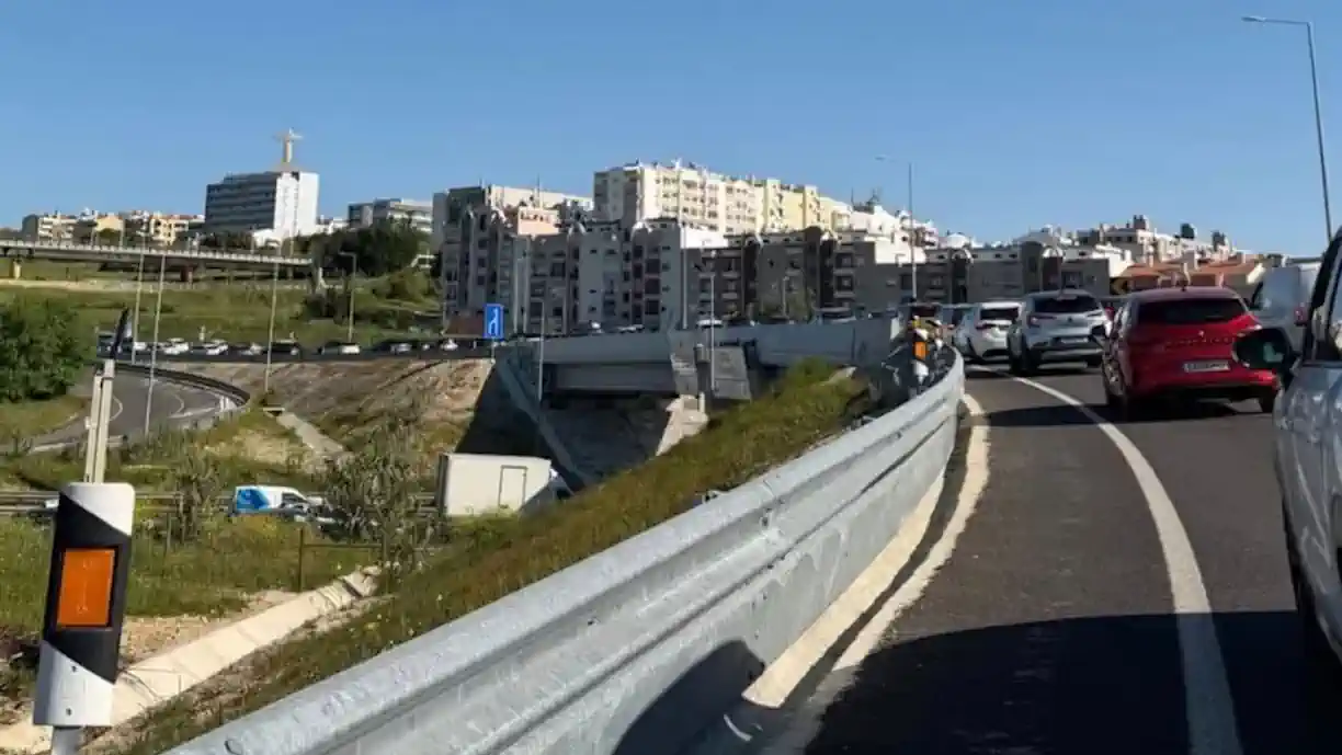 Médio que fez 169 jogos no Benfica esteve no 'caos' da Ponte 25 de Abril "mais de duas horas"