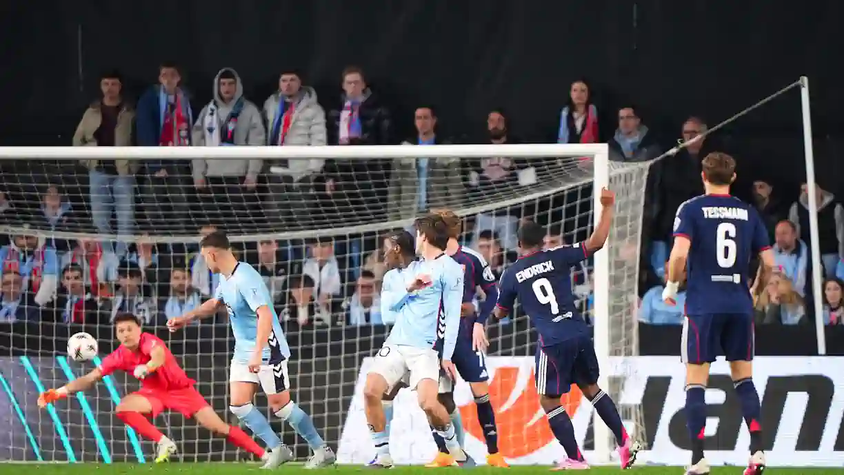 Mihailo Ristić, ex Benfica, participou no Celta de Vigo - Lyon, que acabou empatado a uma bola, em jogo da primeira mão dos 'oitavos' da Liga Europa