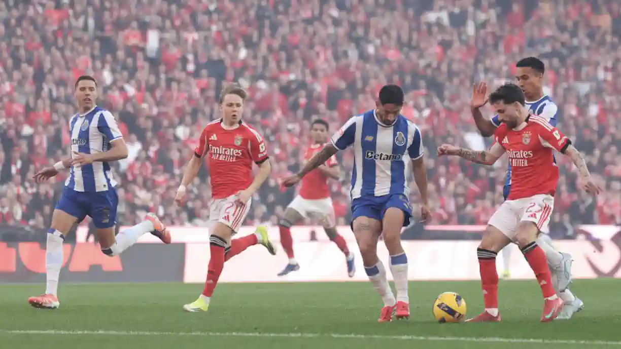 Benfica empata em jogo louco com o Porto e ainda acredita no título