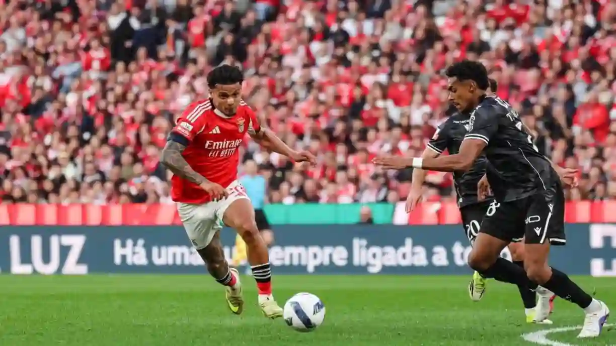 Segundo a análise de um especialista, Richard Ríos deveria ter sido punido devido a uma infração no jogo Benfica – Vitória SC