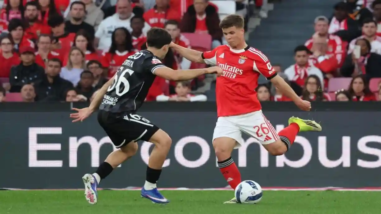 Imprensa nacional destaca a evolução de Samuel Dahl e aponta que o defesa cresceu sob o olhar atento de um grande pilar do Benfica