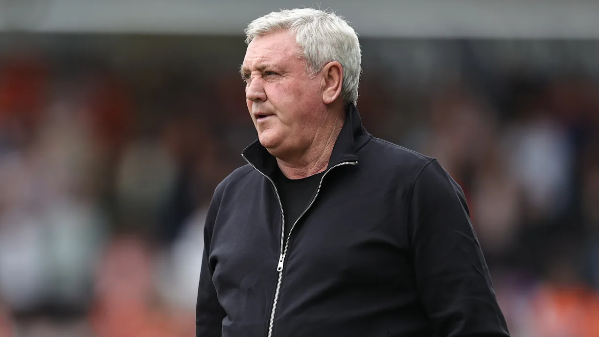 Steve Bruce recorda momento em que Benfica "roubou-lhe" o seu jogador: "Ninguém lhe disse, mister?"
