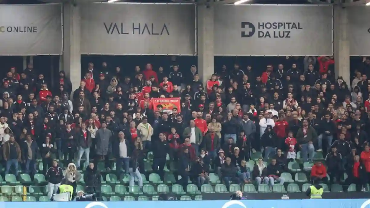 Adeptos não perdoam e fazem-se ouvir no final do Casa Pia - Benfica