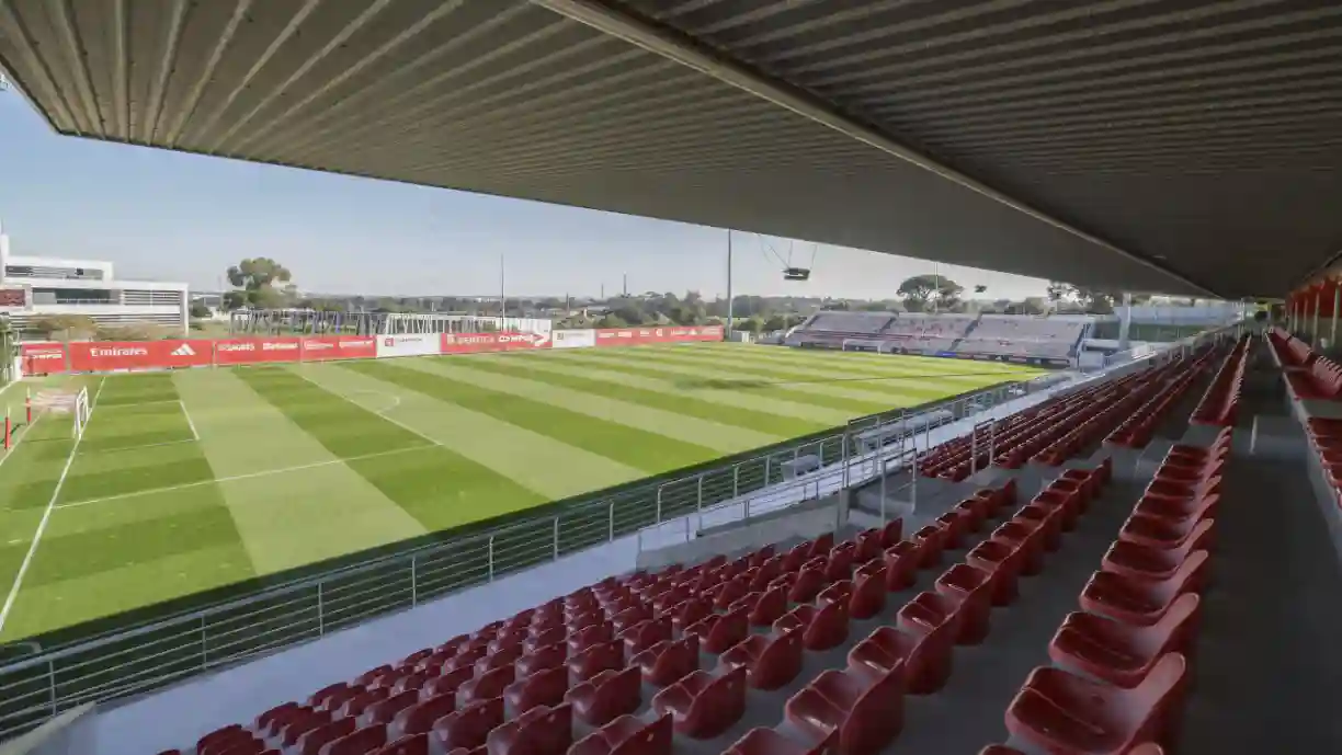 Golo nos descontos 'rouba' triunfo ao Benfica no dérbi contra Sporting