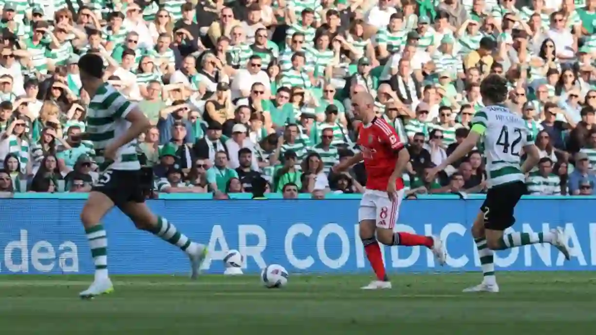 Indiscutível do Benfica e Morten Hjulmand protagonizam momento caricato no dérbi