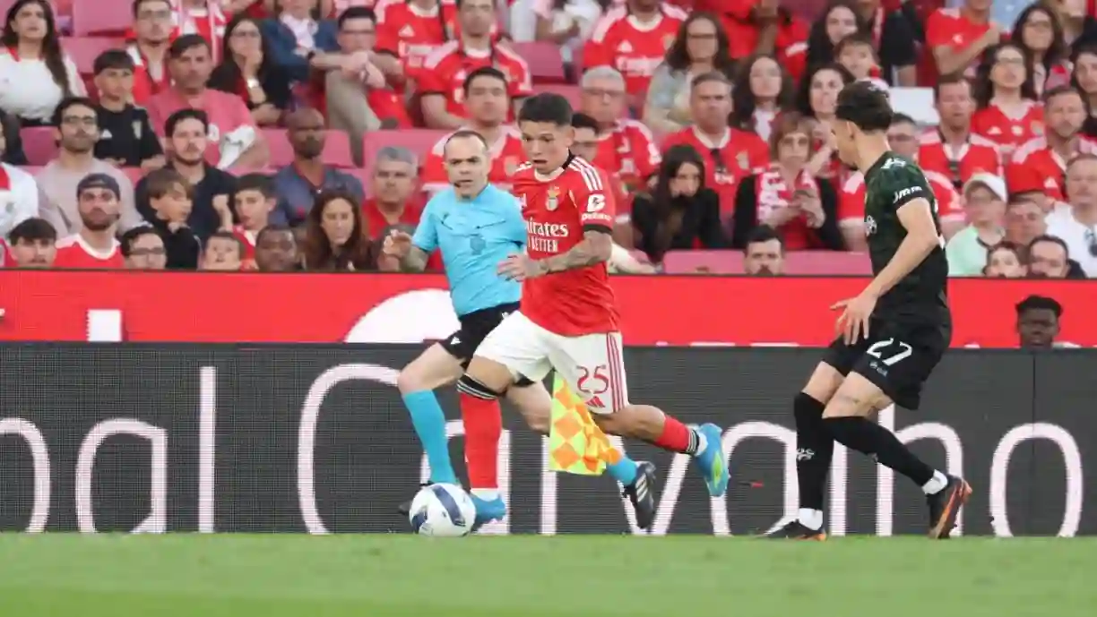 Gianluca Prestianni marcou presença no Benfica - Moreirense, onde fez a diferença e Mourinho comentou castigo da UEFA. Fotografia: SL Benfica