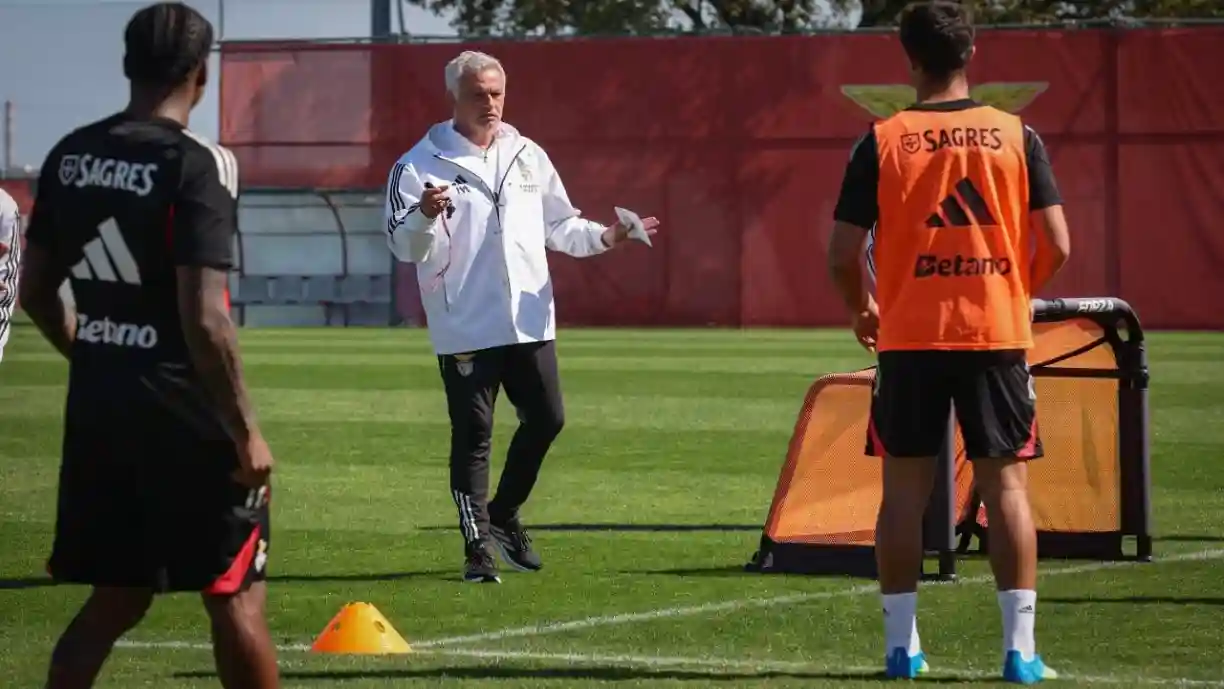 De olhos postos no Sporting - Benfica, José Mourinho conta com dúvidas