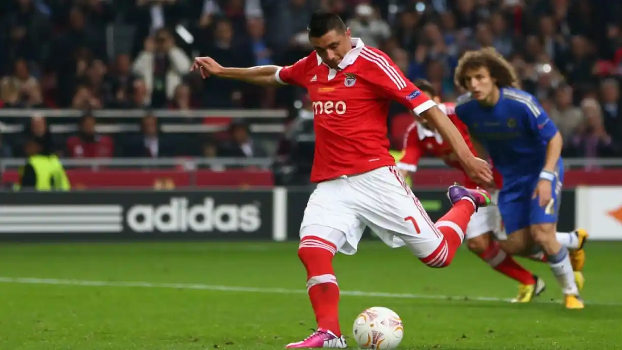 Aos 43 anos de idade, Óscar Cardozo, o maior goleador estrangeiro do Benfica, termina a carreira. Fotografia: Michael Steele | Getty Images
