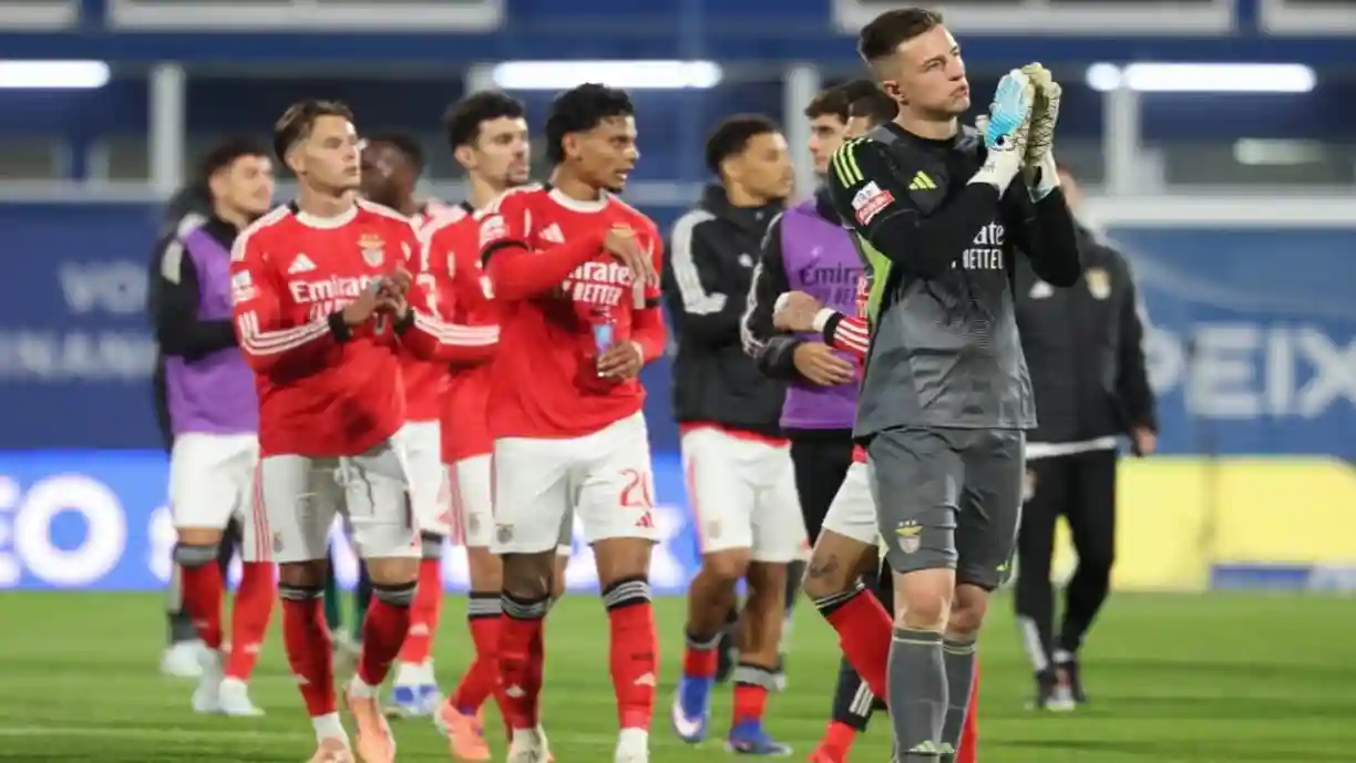 Indiscutível de Mourinho, evasivo sobre futuro no Benfica: "Veremos"