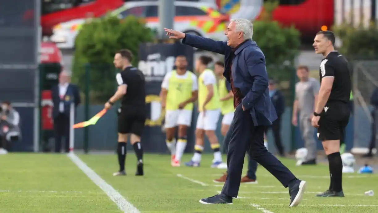 Antes do blackout do Benfica, Mourinho 'rasga' estado do futebol português: "Este jogo diz muito..."
