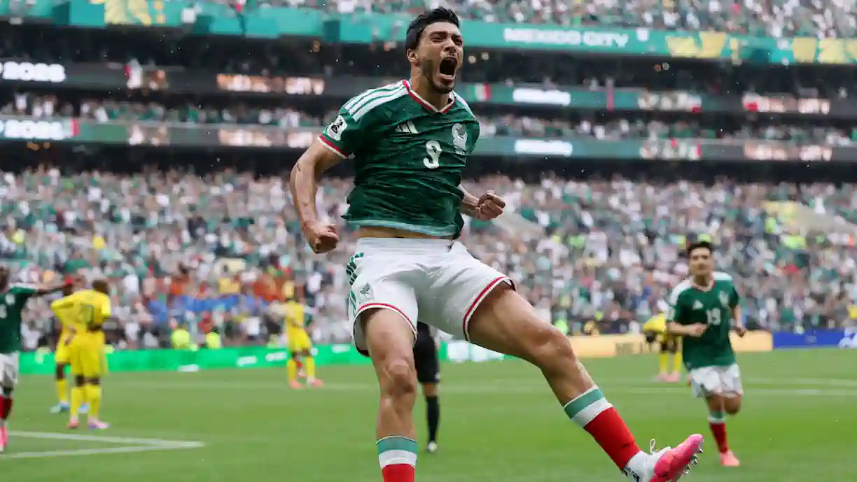 Raúl Jiménez marcou de cabeça e ajudou o México a entrar no Mundial com pé direito frente à África do Sul, por 2-0