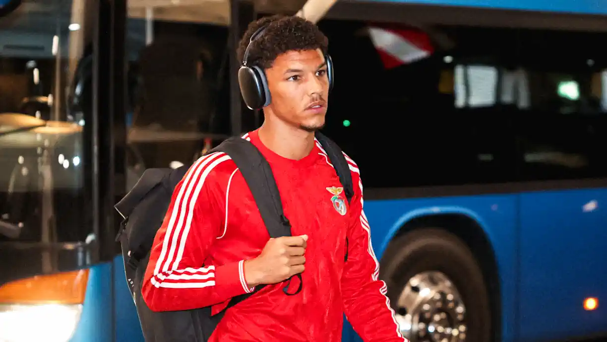 Benfica quer negociar Alexander Bah ainda nesta janela devido ao potencial de Daniel Banjaqui, que agrada a Marco Silva