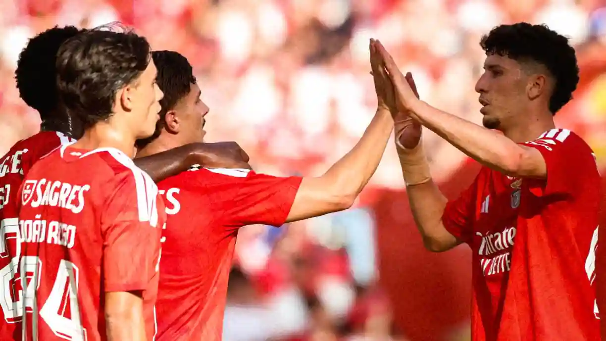 Jóia do Benfica leva com nota negativa após dérbi: "Perda de bola infantil"