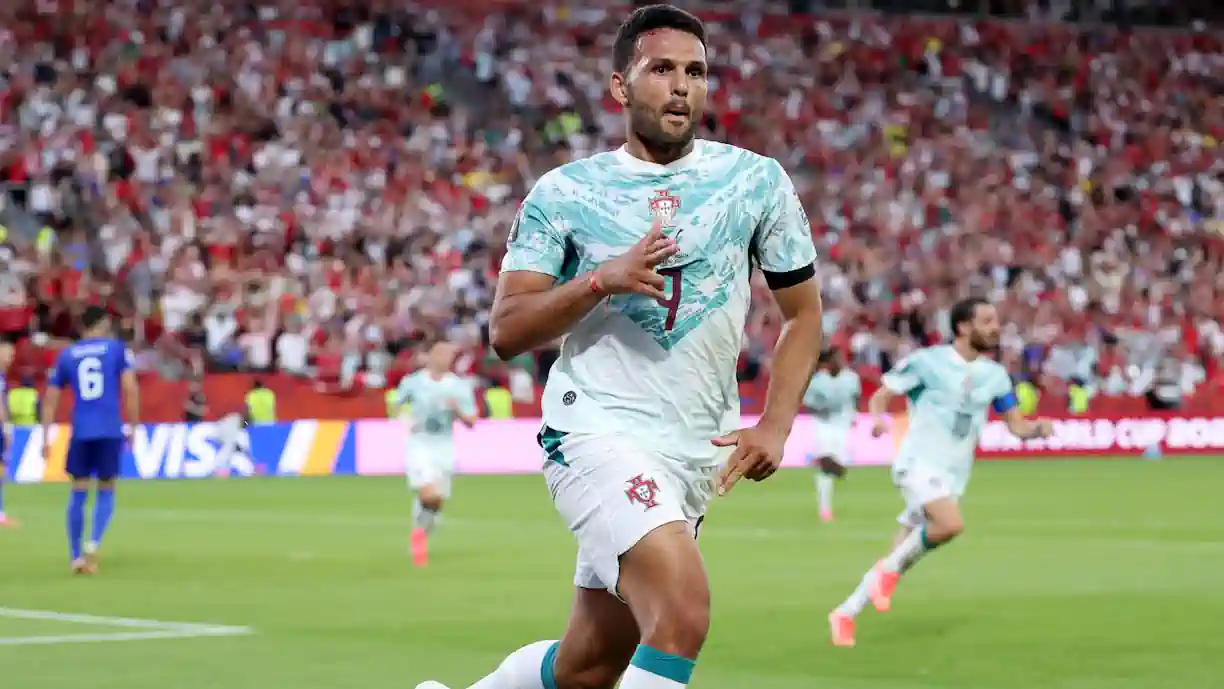 Gonçalo Ramos ajudou Portugal a bater a Croácia (2-1) com um golo aos 90+4 e ex Benfica garante passagem aos "oitavos"