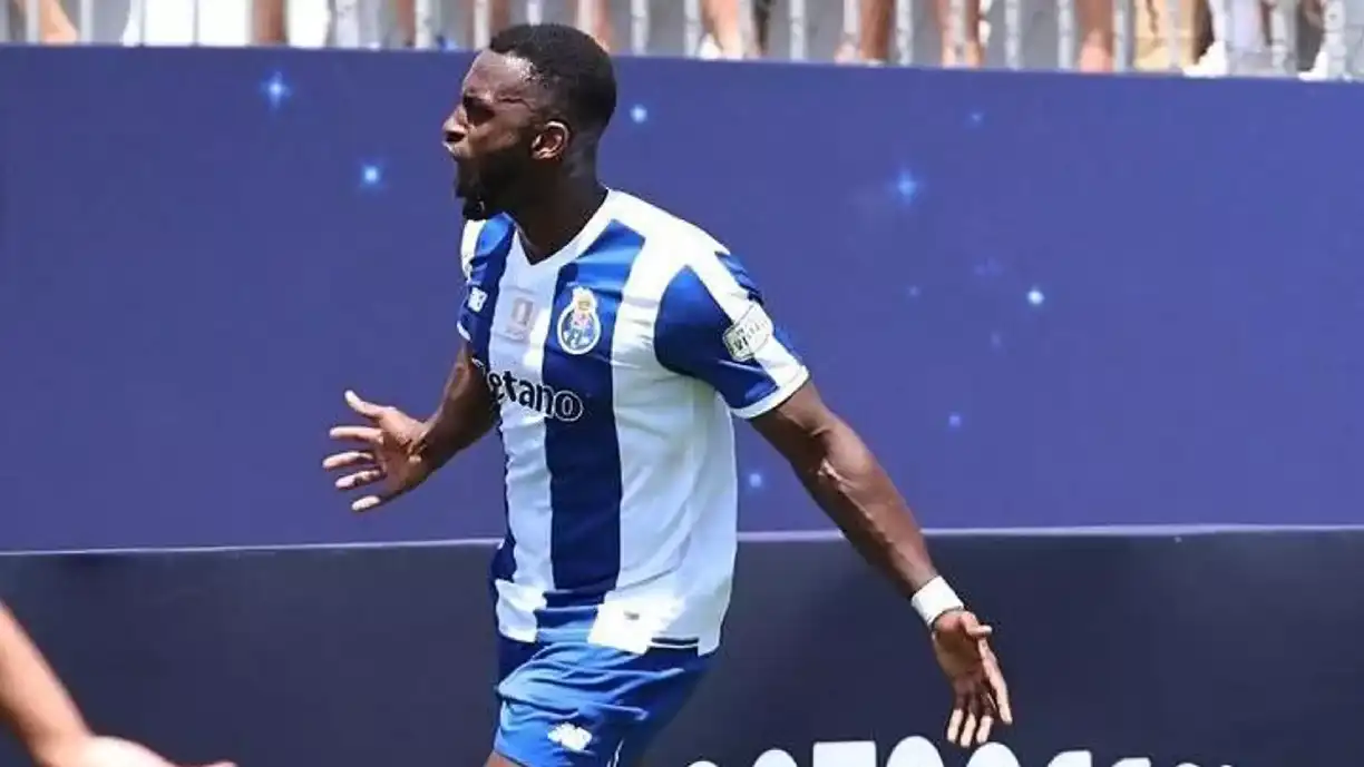 Jackson Martínez marca golo acrobático e o Porto vence o Benfica por 2-1 num duelo na Liga Portugal Legends