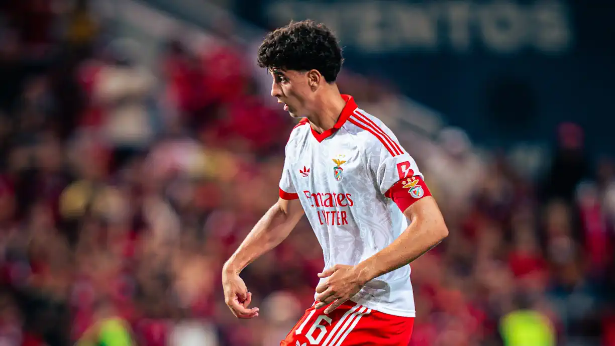 Irmão de Manu Silva é apresentado como novo reforço do Benfica e jogador espera chegar a equipa principal em breve