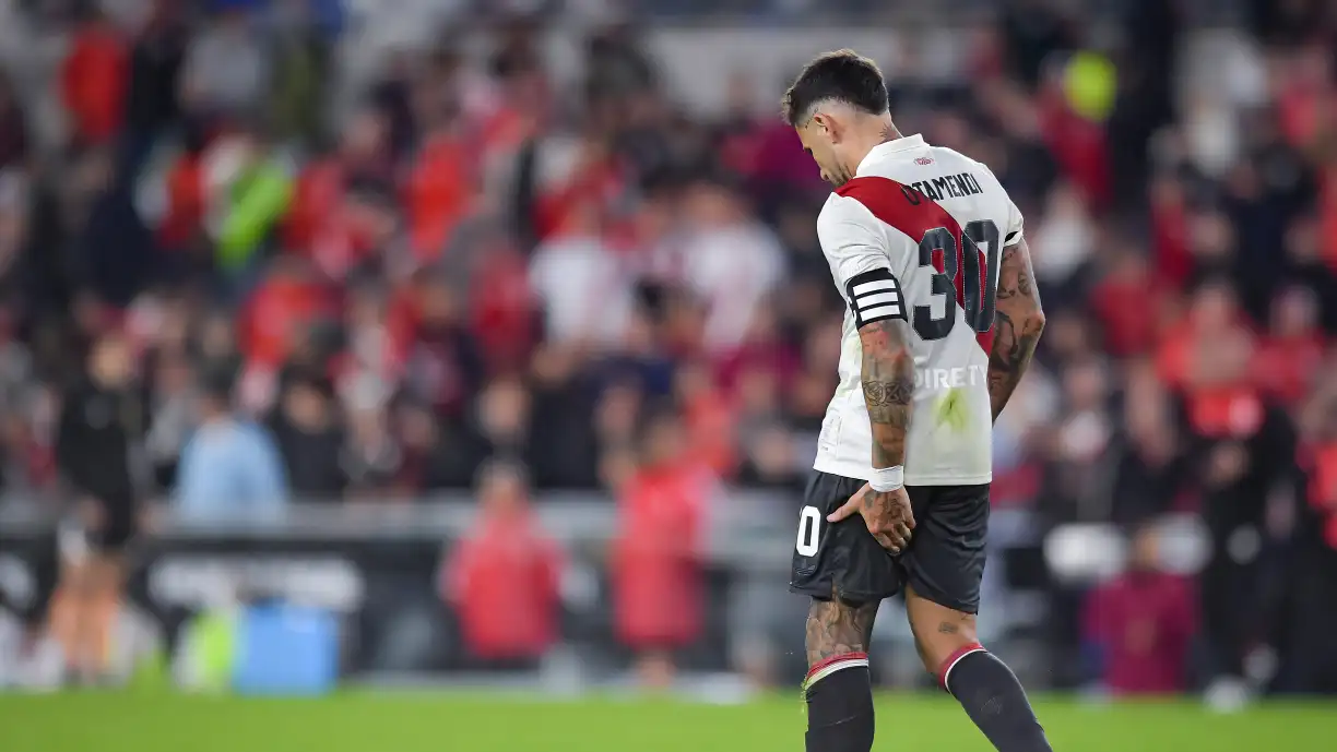 Após deixar o Benfica, Otamendi estreou-se pelos argentinos do River Plate, mas cometeu erro grave na derrota dos Millonarios
