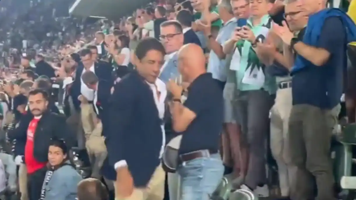 Rui Costa sai à pressa do estádio do St. Gallen após derrota do Benfica e quase cai nas bancadas na Suíça
