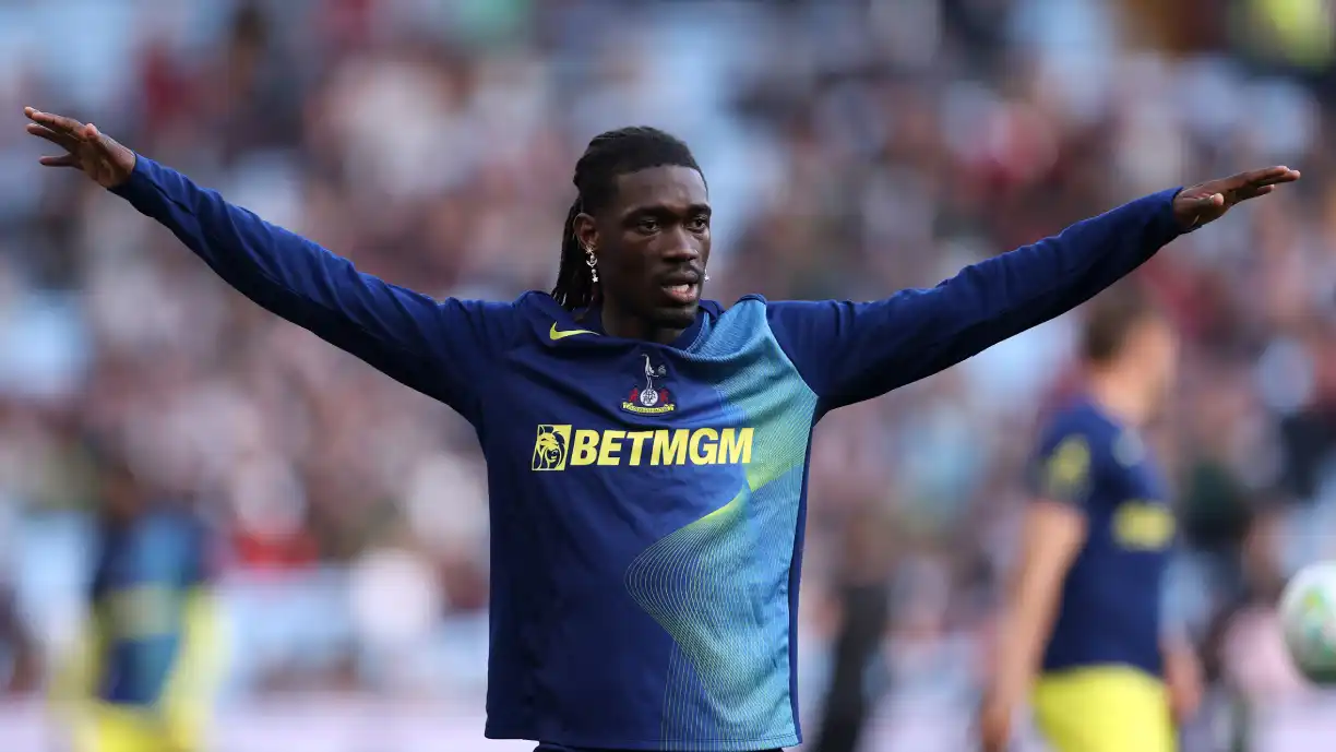 Yves Bissouma, antigo médio do Tottenham, está em conversações com o Benfica para reforçar o plantel de Marco Silva