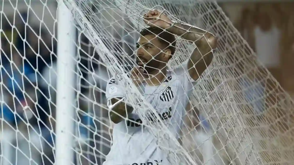 Antigo avançado do Benfica, Gabigol desperdiça chance inacreditável em compromisso do Santos pela Taça do Brasil
