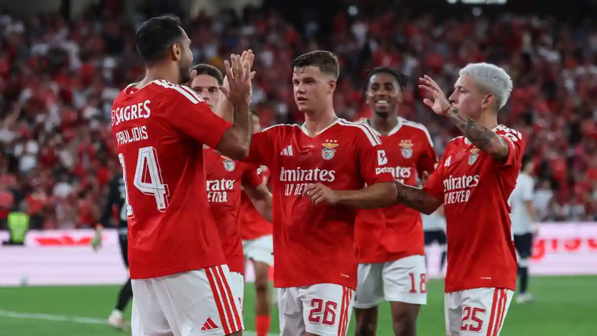 Craque do Benfica 'eleito' melhor jogador sub-21 fora das Big-5