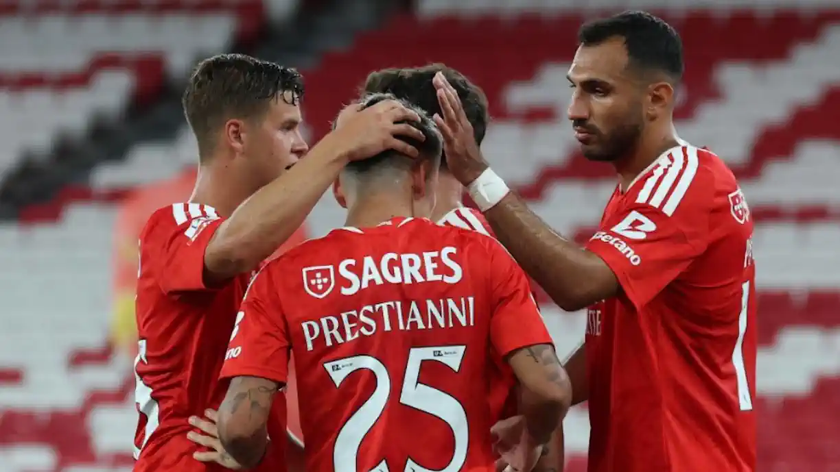 Avançado do Benfica faz assistência e ajuda a derrotar Sérvia (2-1)