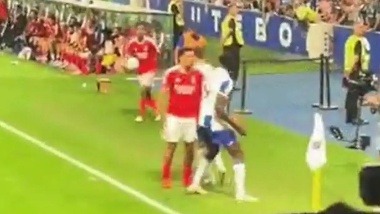 Novas imagens mostram agressão de Samu a Bah no Porto - Benfica (Vídeo)