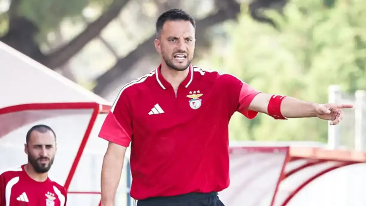 Antigo jogador do Benfica, Andreas Samaris, iniciou a jornada como treinador do Sub-16 das águias com uma grande vitória