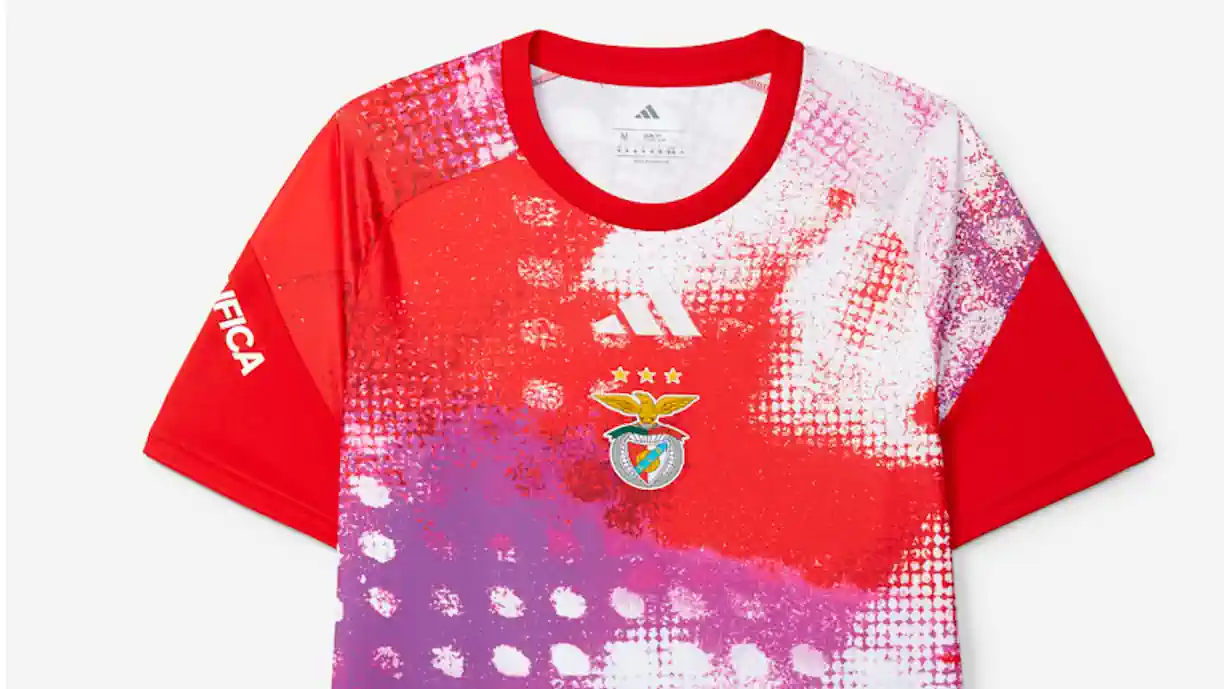 Camisola de aquecimento do Benfica foi eleita pela ESPN como um dos mais feios equipamentos da época 2026/27