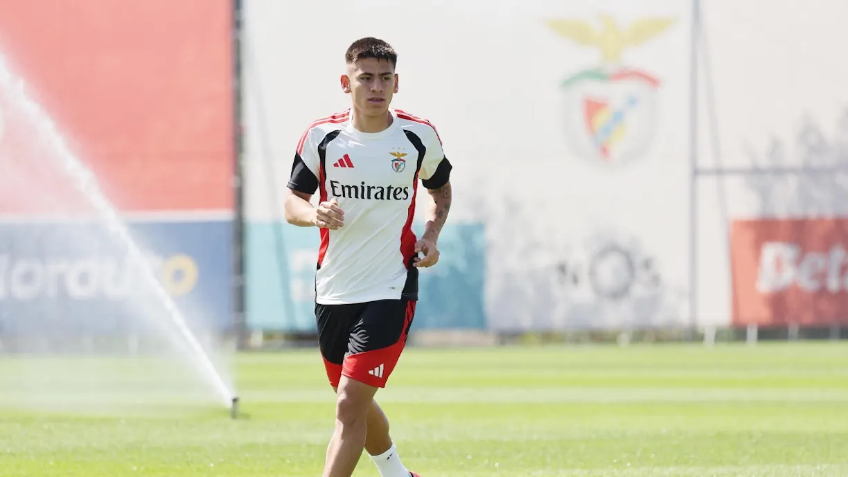 Enzo Pérez, médio com 117 jogos pelo Benfica, enalteceu a qualidade técnica e a maturidade de Claudio Echeverri