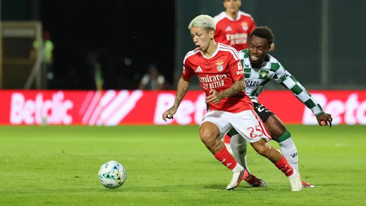 Benfica venceu sem problemas o Moreirense por 4-0 e chega aos 13 pontos na Liga Portugal Betclic, ficando apenas a dois do Porto